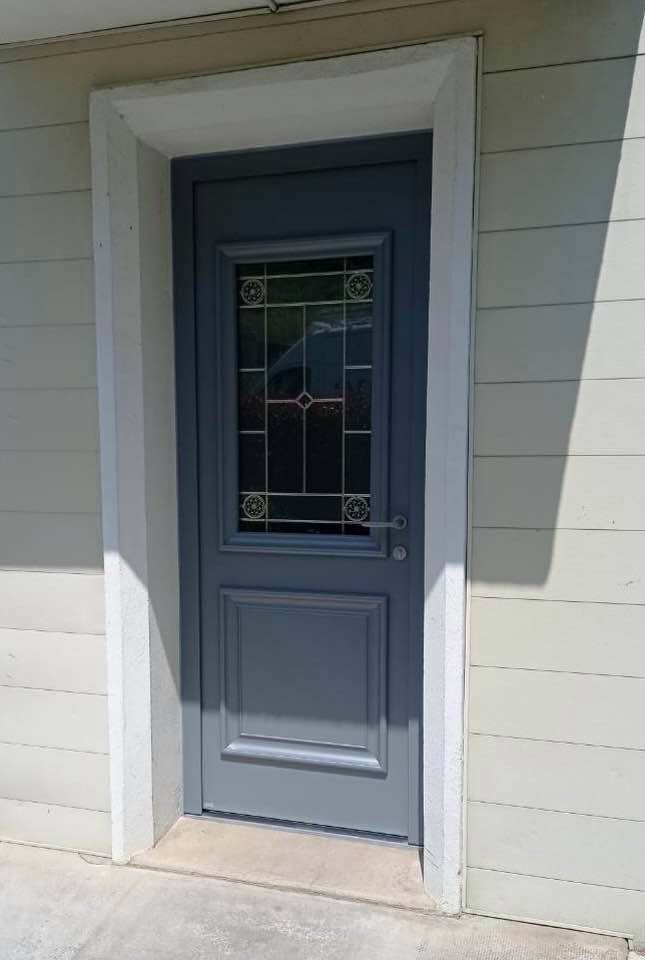 Belle porte d’entrée tout aluminium installée par TRIHOME Menuiseries à Montmorot, en Bresse Louhannaise