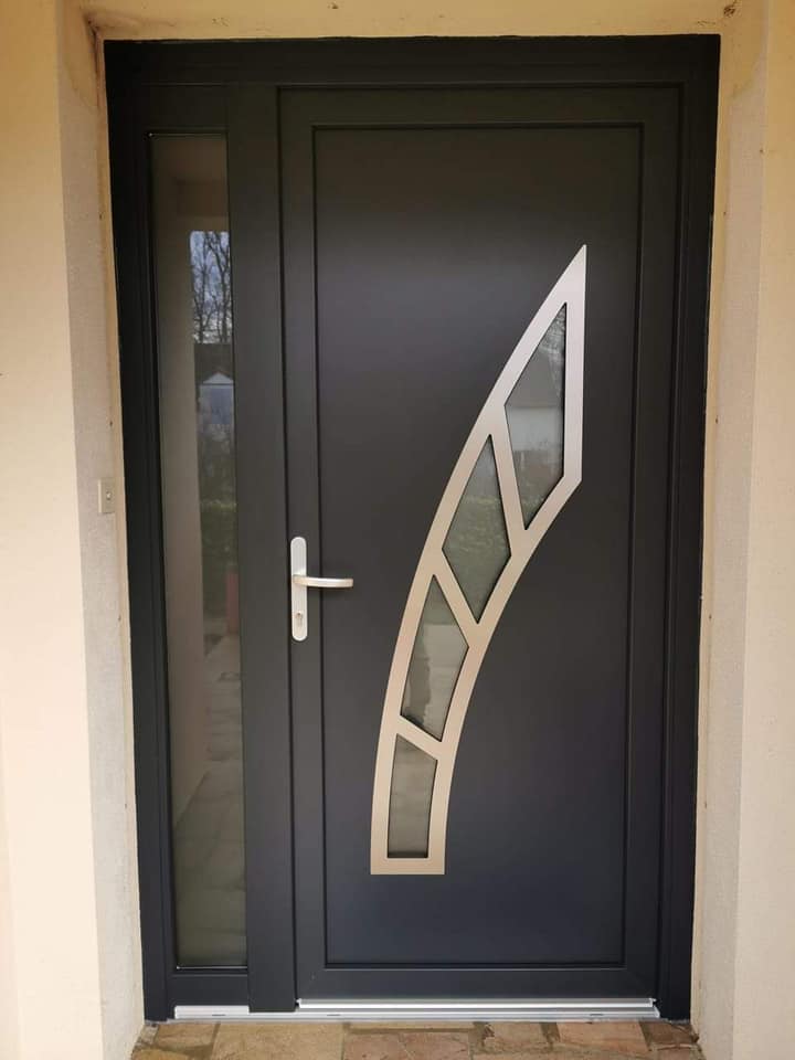 Porte d’entrée esthétique et contemporaine installée par TRIHOME Menuiseries à Pierre-de-Bresse, en Bresse Louhannaise