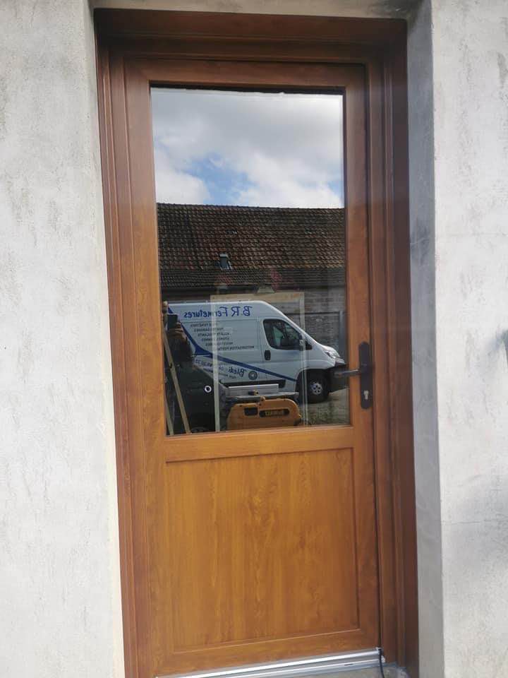 Porte d’entrée et fenêtres en PVC profilés VEKA renforcés installées par TRIHOME Menuiseries à La Chapelle volant, en Bresse Louhannaise