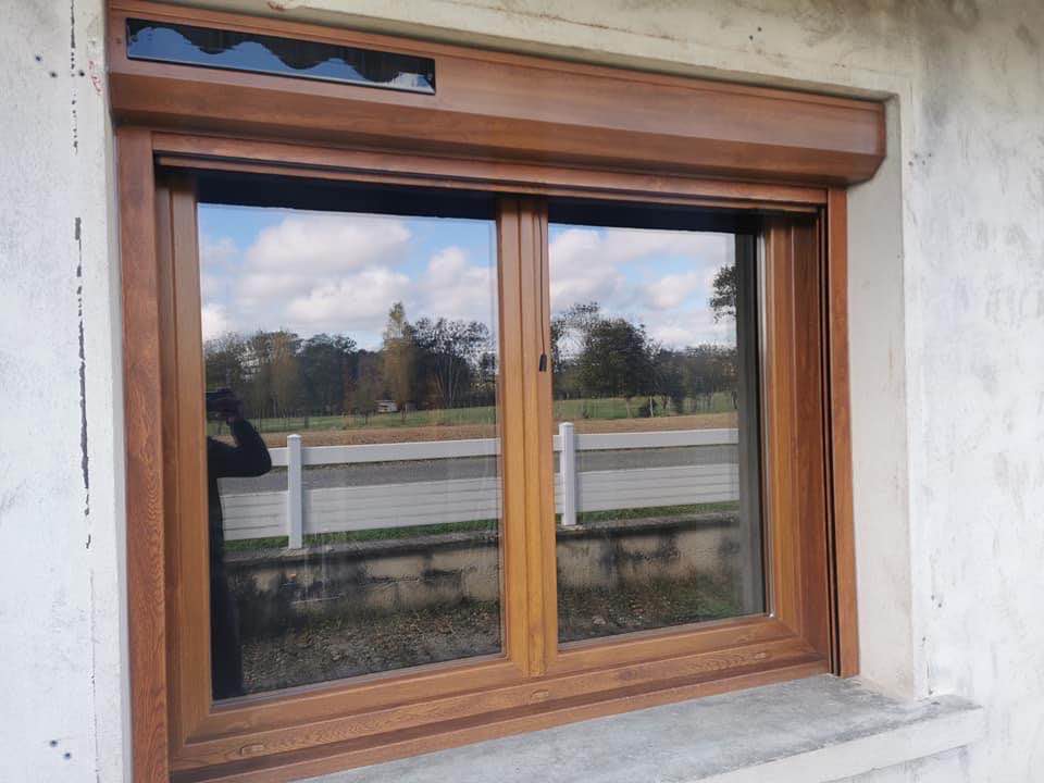 Porte d’entrée et fenêtres teinte Chêne doré plaxé installées à La Chapelle volant par TRIHOME Menuiseries, en Bresse bourguignonne