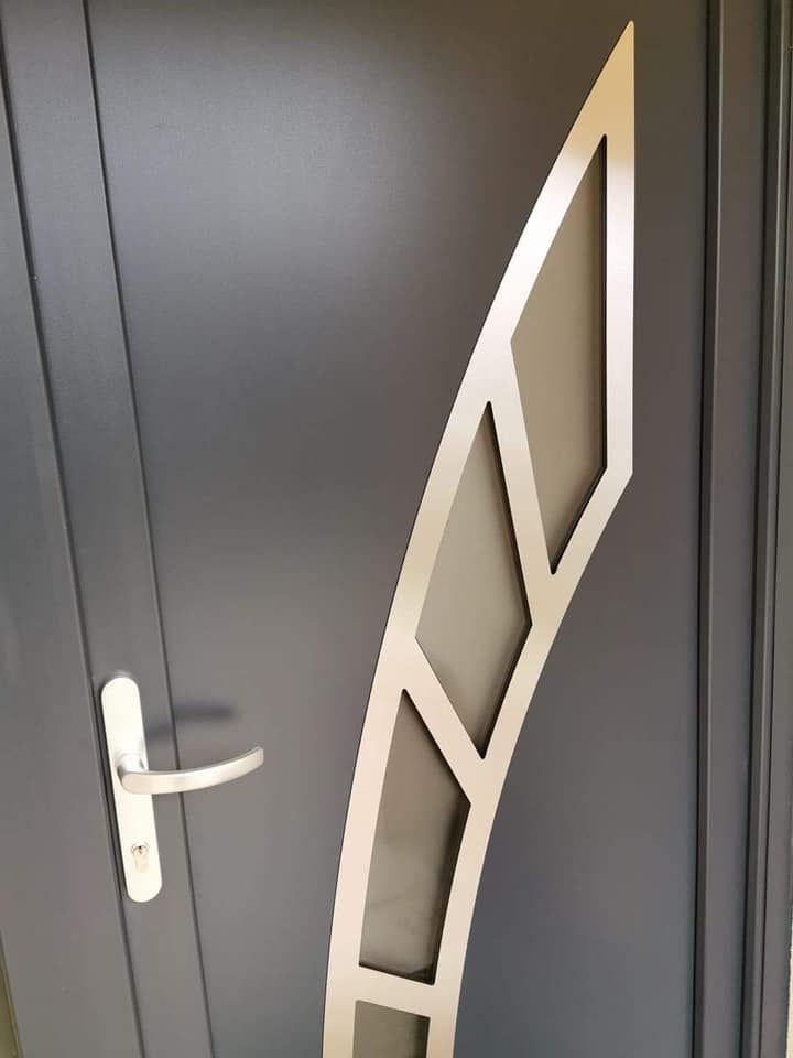 Porte d’entrée esthétique et lumineuse installée par TRIHOME Menuiseries à Pierre-de-Bresse