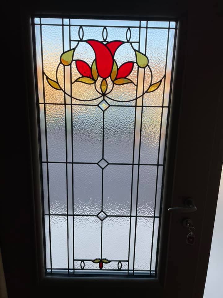 Porte d’entrée aluminium respectueuse du style d’origine installée par TRIHOME Menuiseries à Virey-le-Grand