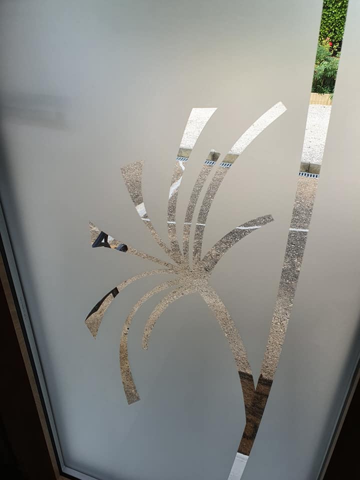 Porte d’entrée teinte chêne clair installée par TRIHOME Menuiseries à Mervans