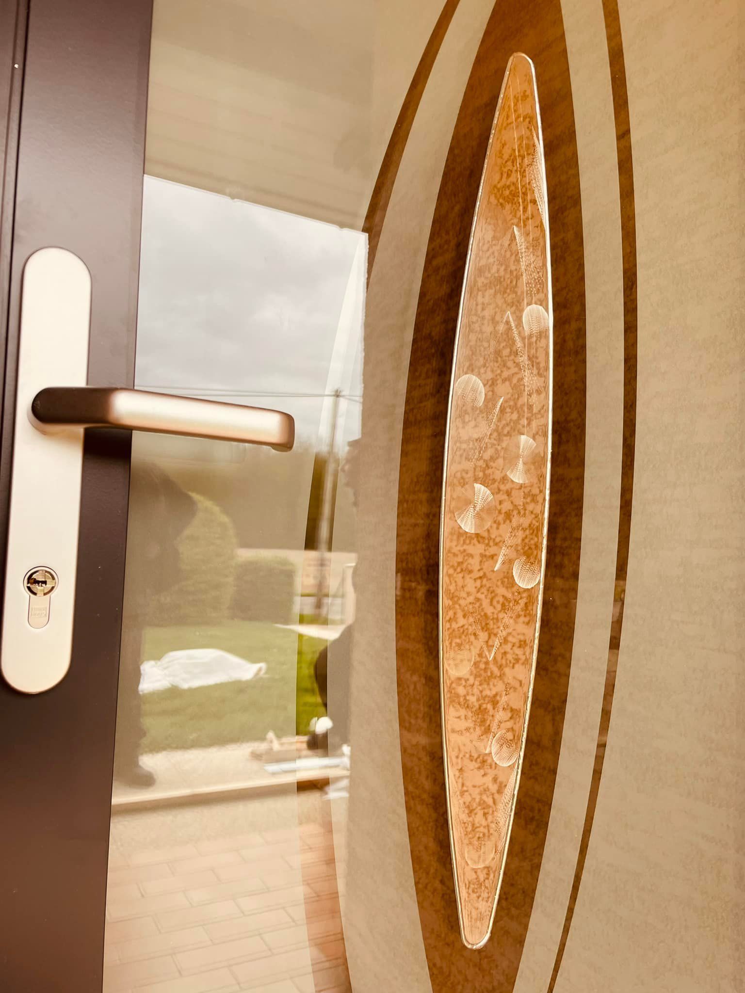 Porte d’entrée bicolore blanc et gris anthracite installée par TRIHOME Menuiseries à La Chaux