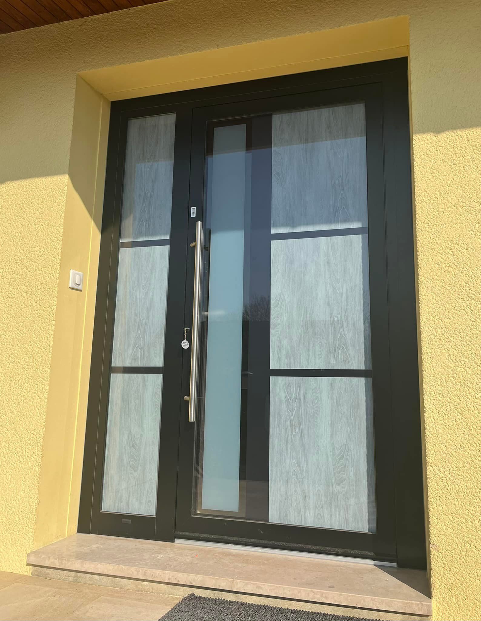 porte avec contrôle d’accès par lecteur d’empreintes installé par TRIHOME Menuiseries à Louhans