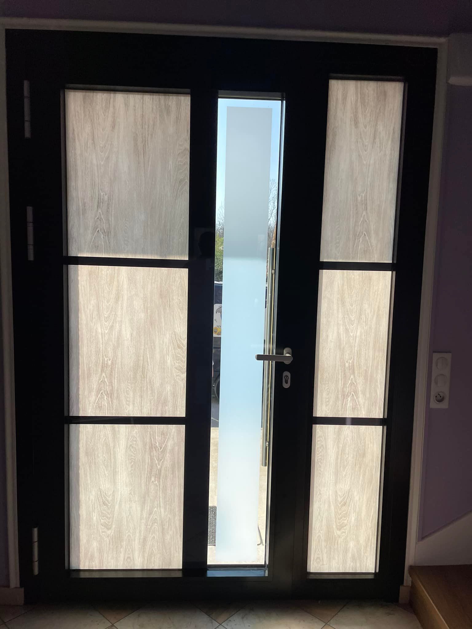 porte avec vitrage sécurité sur mesure avec motif imprimé veiné imitation bois installé par TRIHOME Menuiseries à Pierre-de-Bresse en Bresse Louhannaise