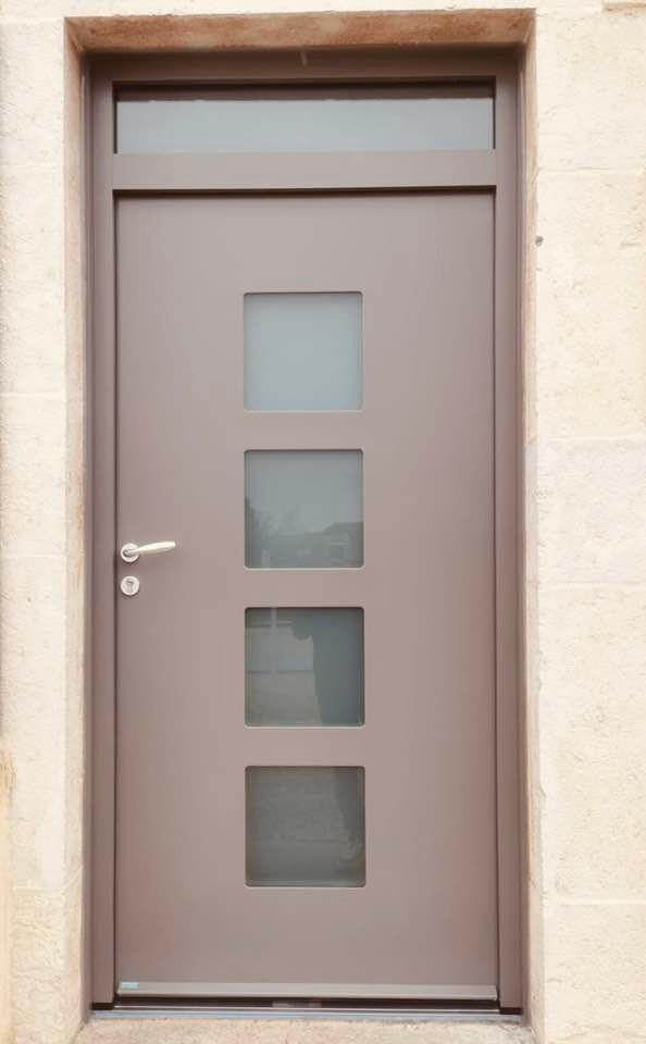 Porte d’entrée acier avec rupture de pont thermique optimale installé par TRIHOME Menuiseries à Rye