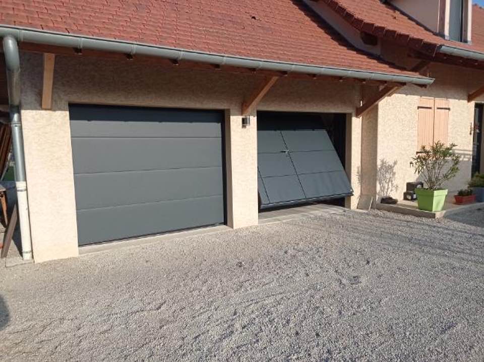 Portes de garage autoportées avec accès piéton installées par TRIHOME Menuiseries à Conde en Bresse Louhannaise