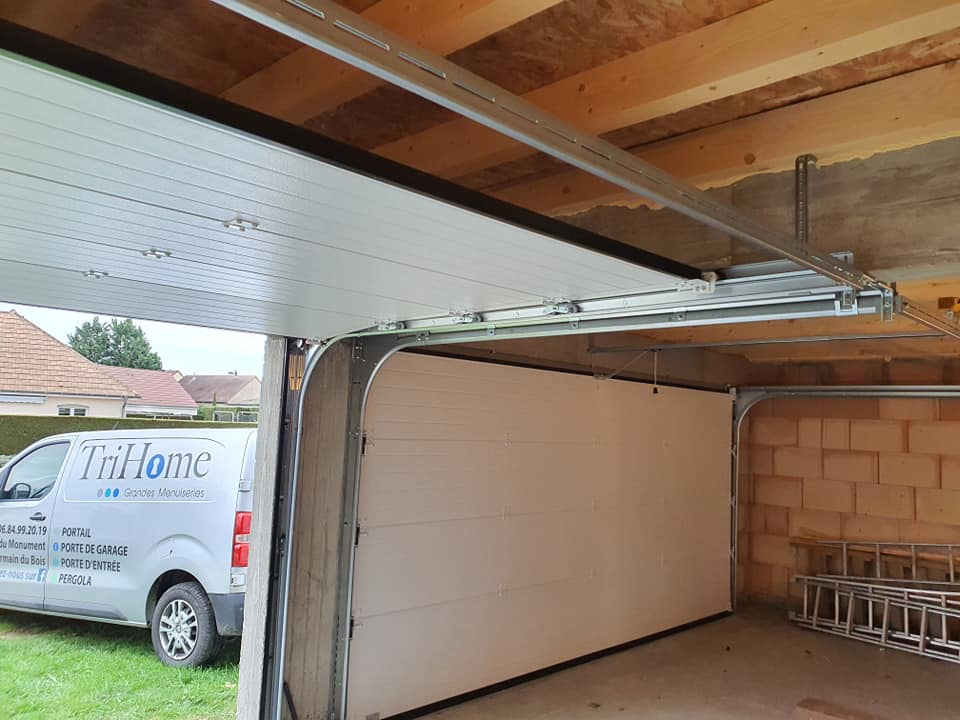 Portes de garage mécanisme avec doubles galets installées par TRIHOME Menuiseries Bey en Bresse Louhannaise