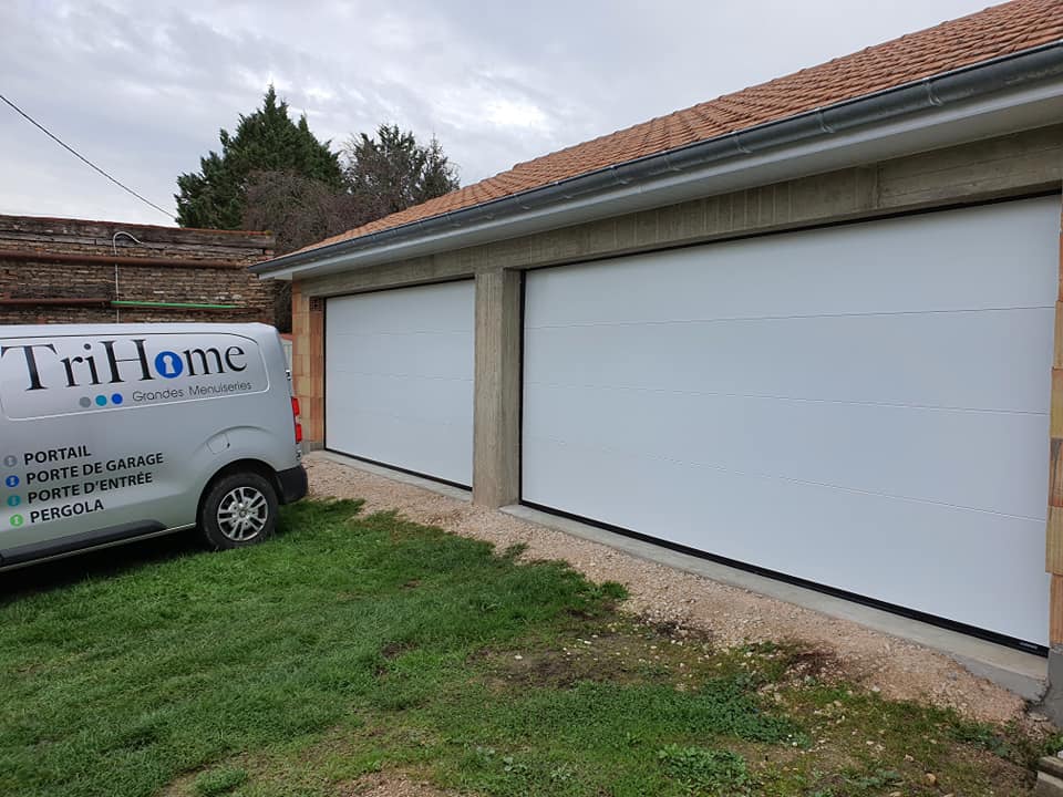 Portes de garage motorisées grande largeur installées à Bey par TRIHOME Menuiseries, en Bresse bourguignonne