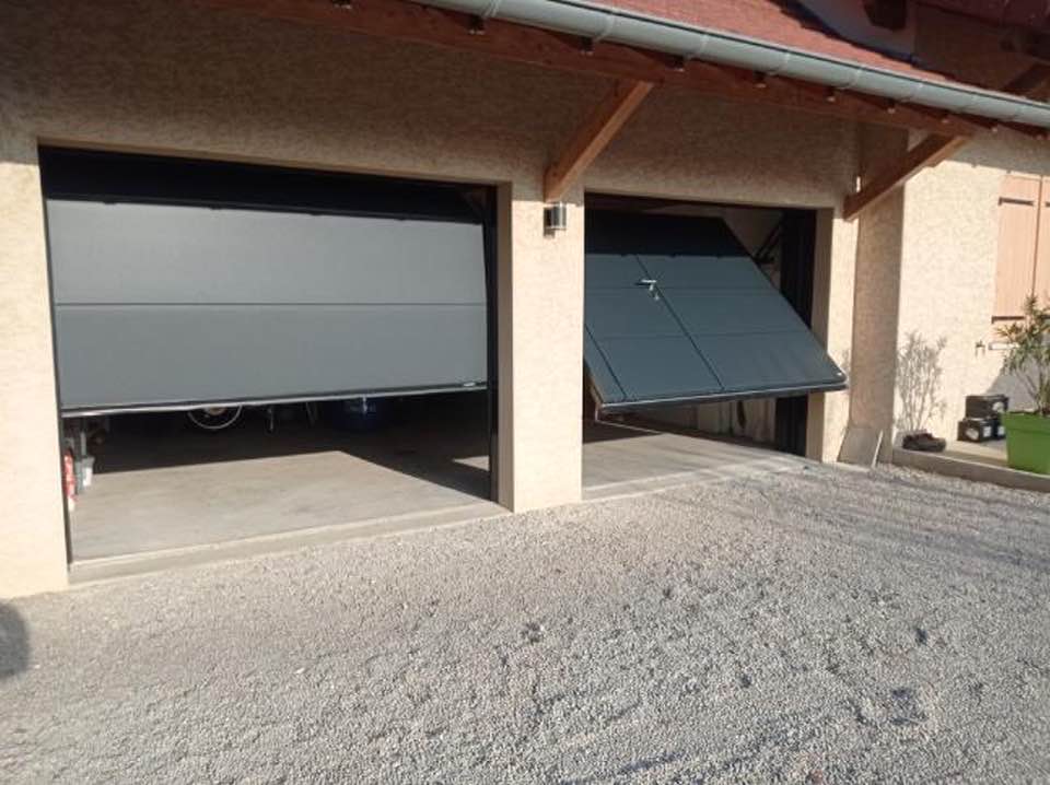 Portes de garage motorisées par moteur DEA Space installées par TRIHOME Menuiseries Conde