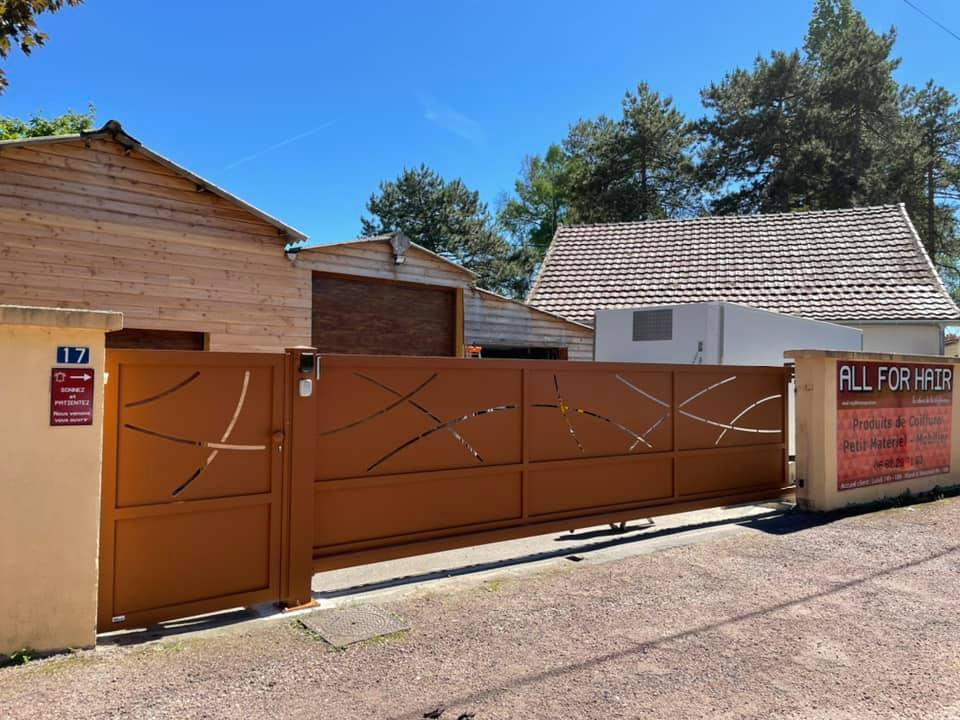 Portail avec teinte spécifique et finition sablée installé par TRIHOME Menuiseries à Chalon-sur-Saône en Bresse Louhannaise