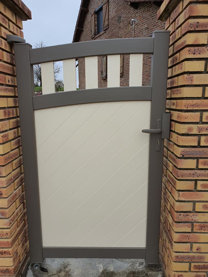 Portail et portillon sur mesure motorisés installés par TRIHOME Menuiseries à Neublans
