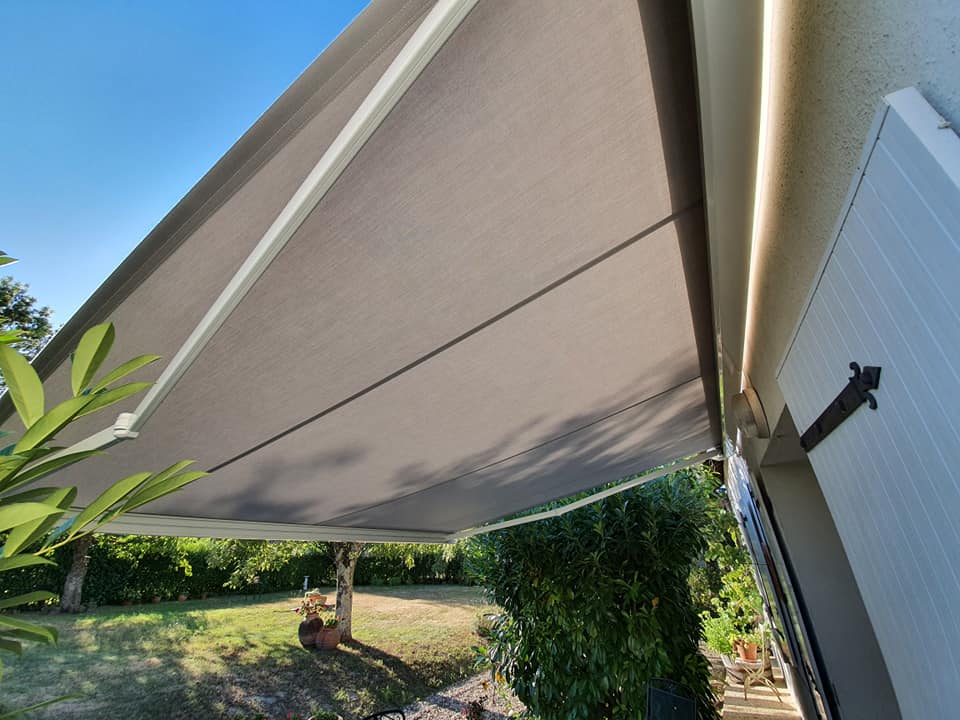 Store banne coffre protection solaire installé par TRIHOME Menuiseries à Authumes en Bresse Louhannaise