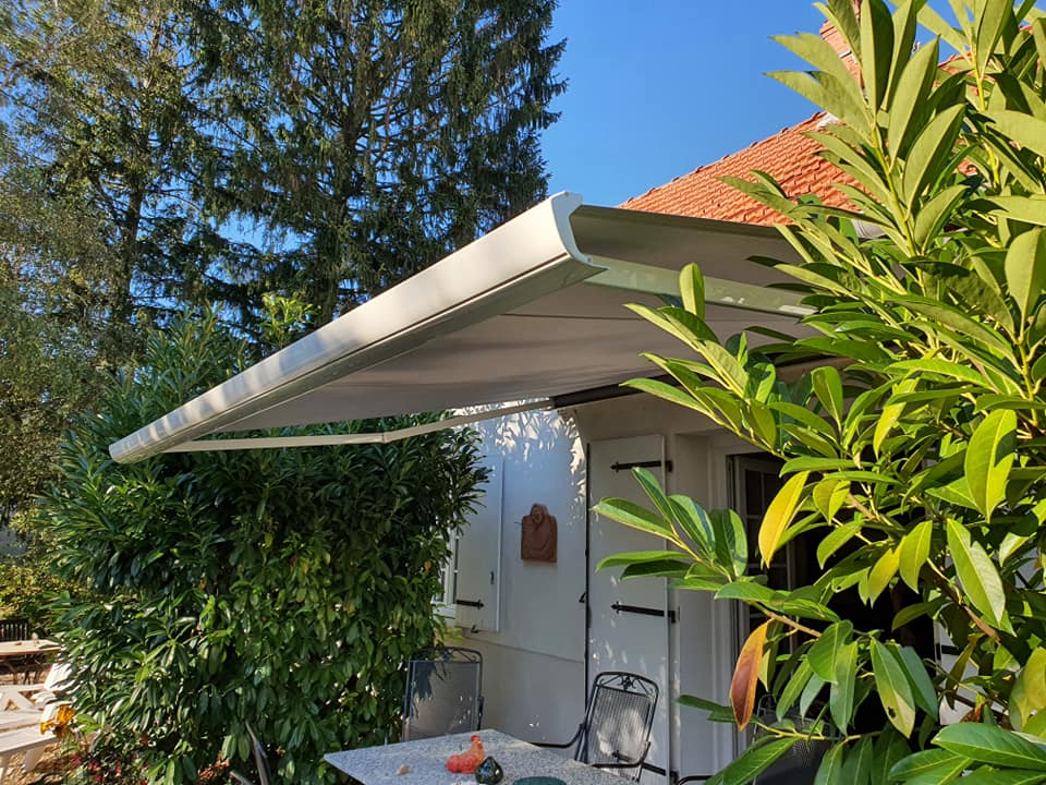 Store banne coffre motorise installé à Authumes par TRIHOME Menuiseries, en Bresse bourguignonne