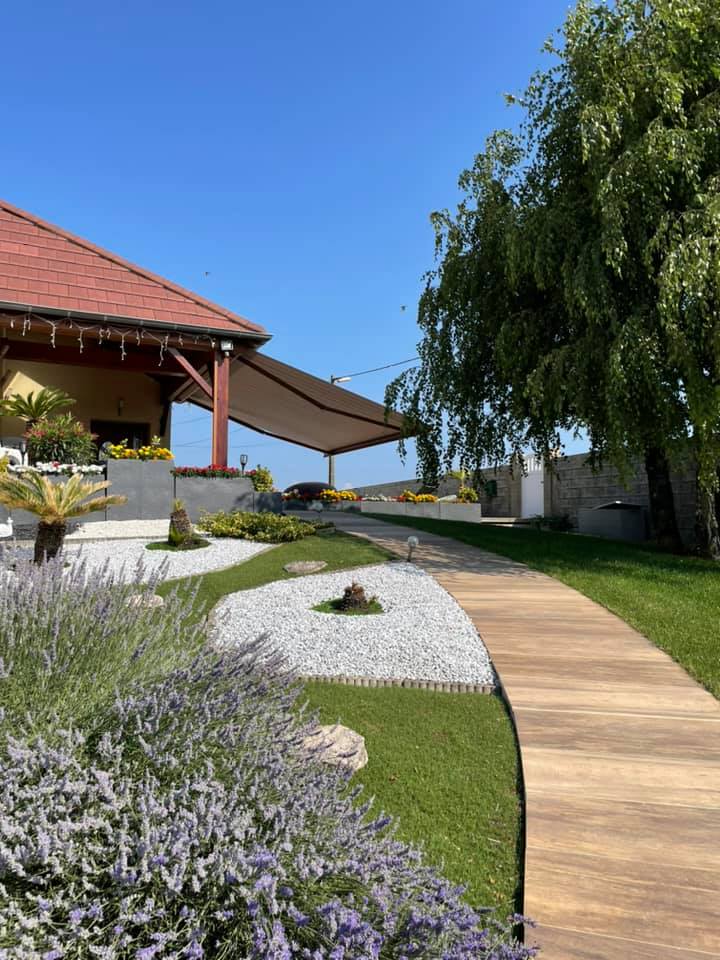 Stores banne avec option leds intégrées installé par TRIHOME Menuiseries à Fretterans