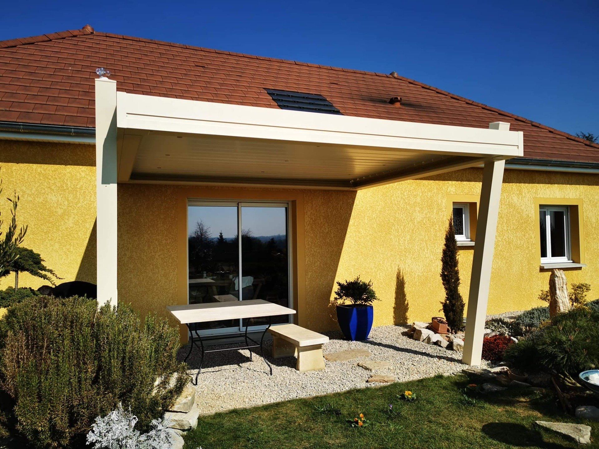 pergola bioclimatique avec poteaux sur mesure installée par TRIHOME Menuiseries à Branges en Bresse Louhannaise
