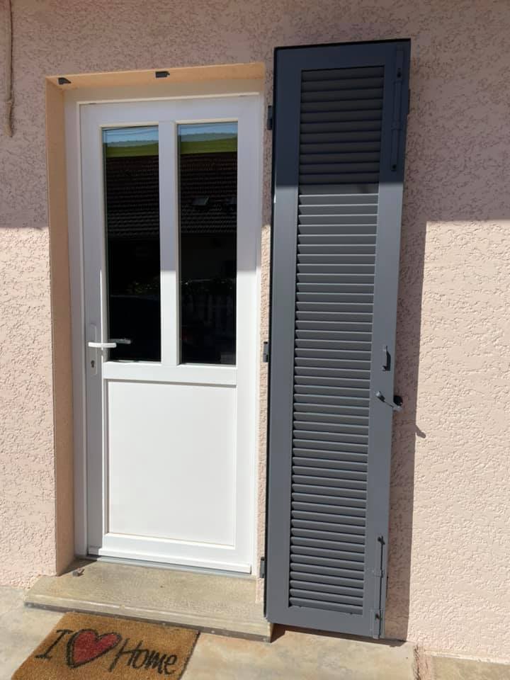 Volets aluminium sécurisés et isolants installés par TRIHOME Menuiseries à Pierre de Bresse, en Bresse Louhannaise