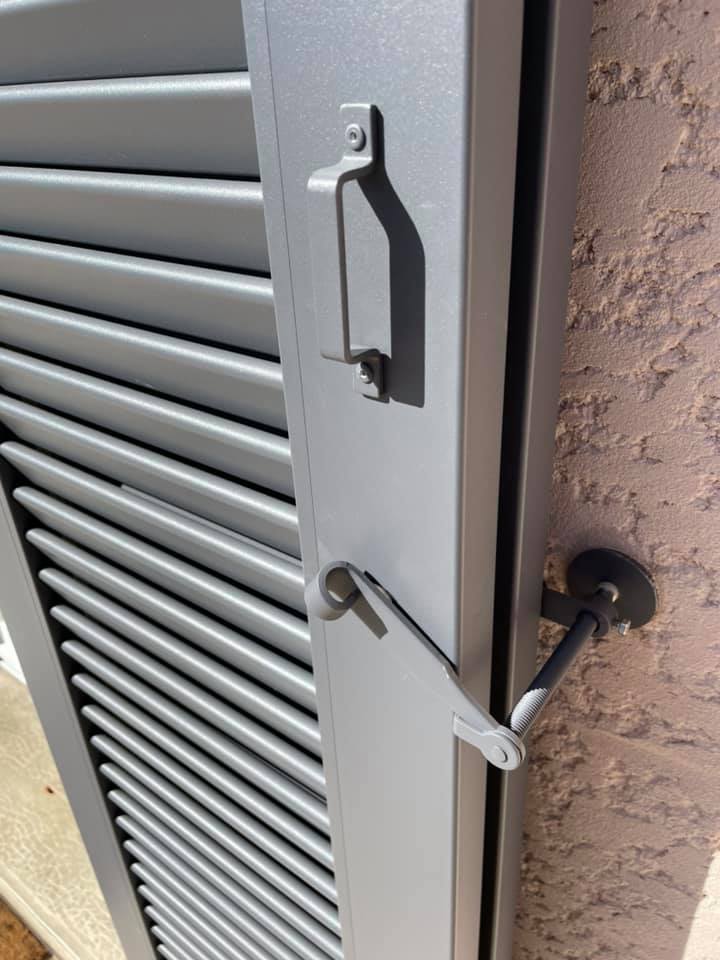 Volets roulants et battants installés à Pierre de Bresse par TRIHOME Menuiseries, en Bresse bourguignonne