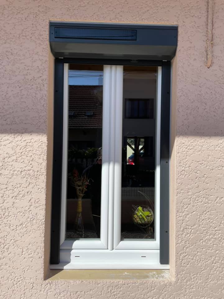 Volets roulants photovoltaïques motorisés installés par TRIHOME Menuiseries à Pierre de Bresse