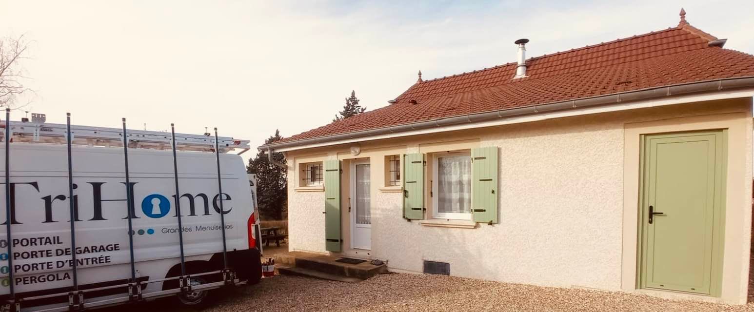 Volets battants Bautan installés par TRIHOME Menuiseries à Saint-Germain-du-Bois