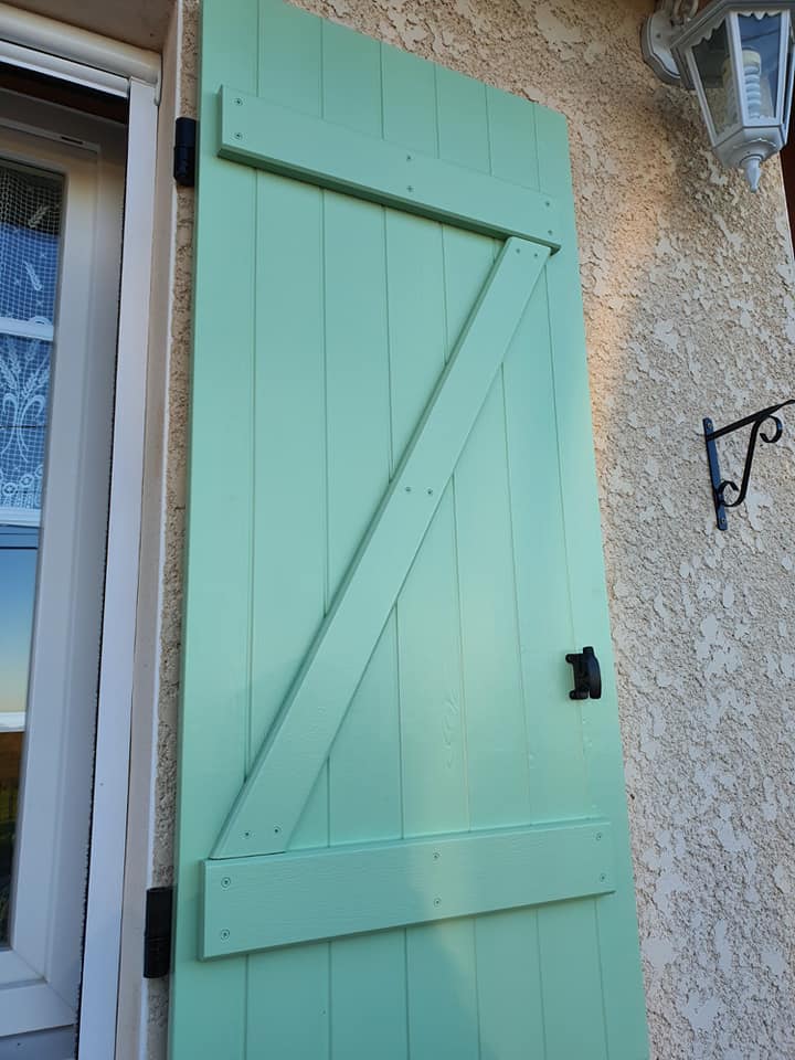 Volets battants Bautan installés à Torpes par Trihome Menuiseries en Bresse Louhannaise