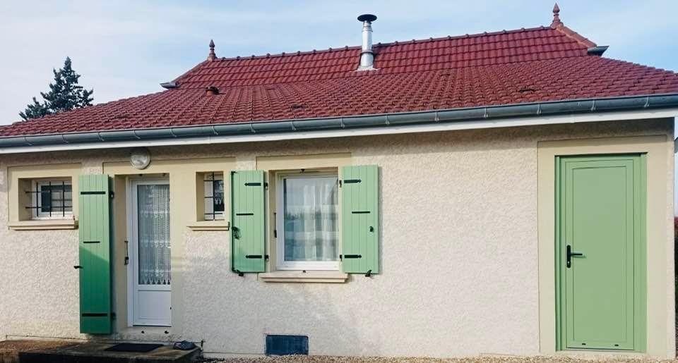 Volets en fibre de verre de fabrication française installés à Saint-Germain-du-Bois par TRIHOME Menuiseries, en Bresse bourguignonne