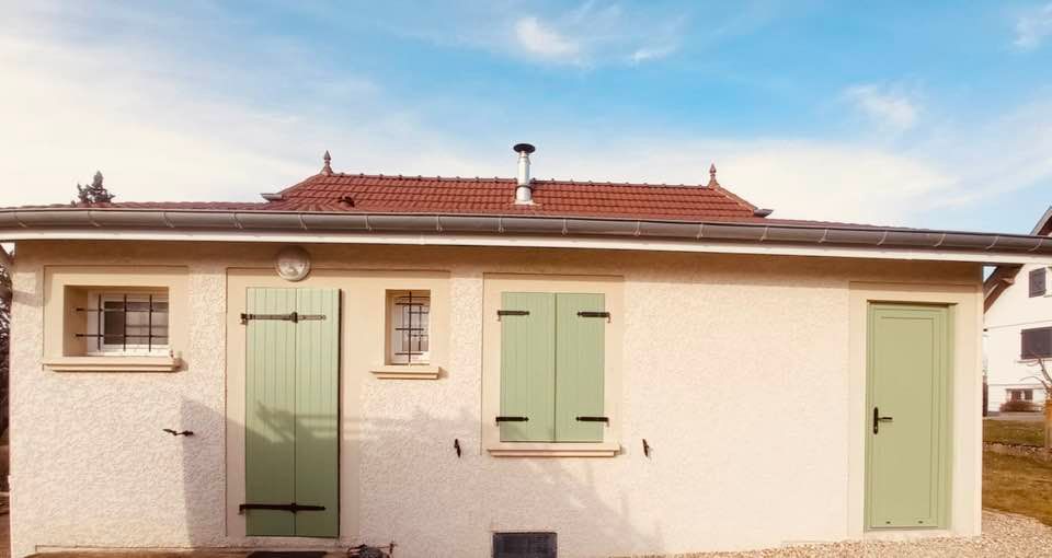 Volets en teinte spéciale vert Provence installés par TRIHOME Menuiseries à Saint-Germain-du-Bois en Bresse Louhannaise