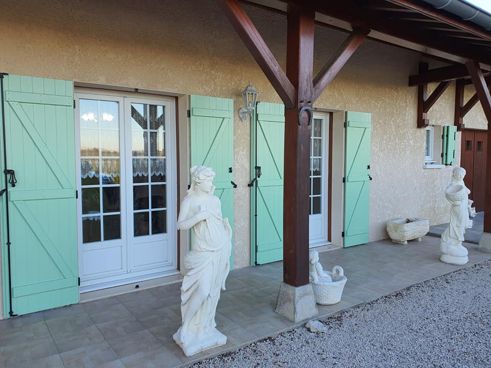 Volets en fibre composite de haute qualité installés par Trihome Menuiseries à Torpes en Bresse Louhannaise