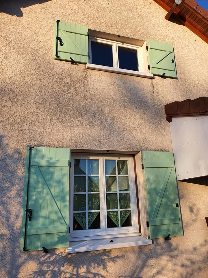 Volets Bautant en fibre composite installés par Trihome Menuiseries à Torpes en Bresse Bourguignonne