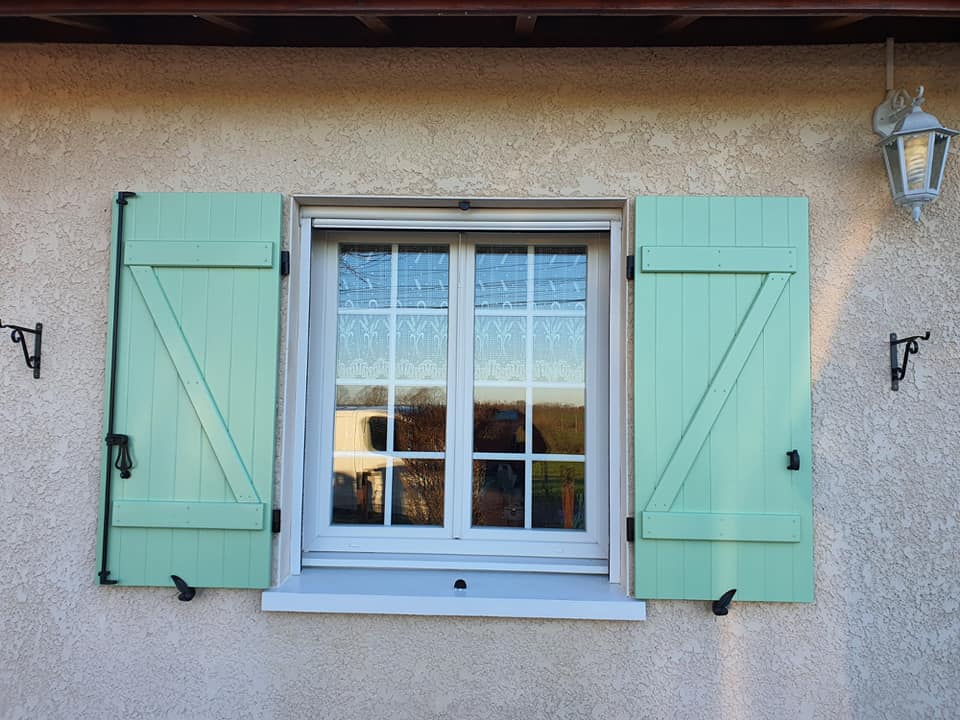 Volets battants Bautan installés à Torpes par Trihome Menuiseries en Bresse Louhannaise