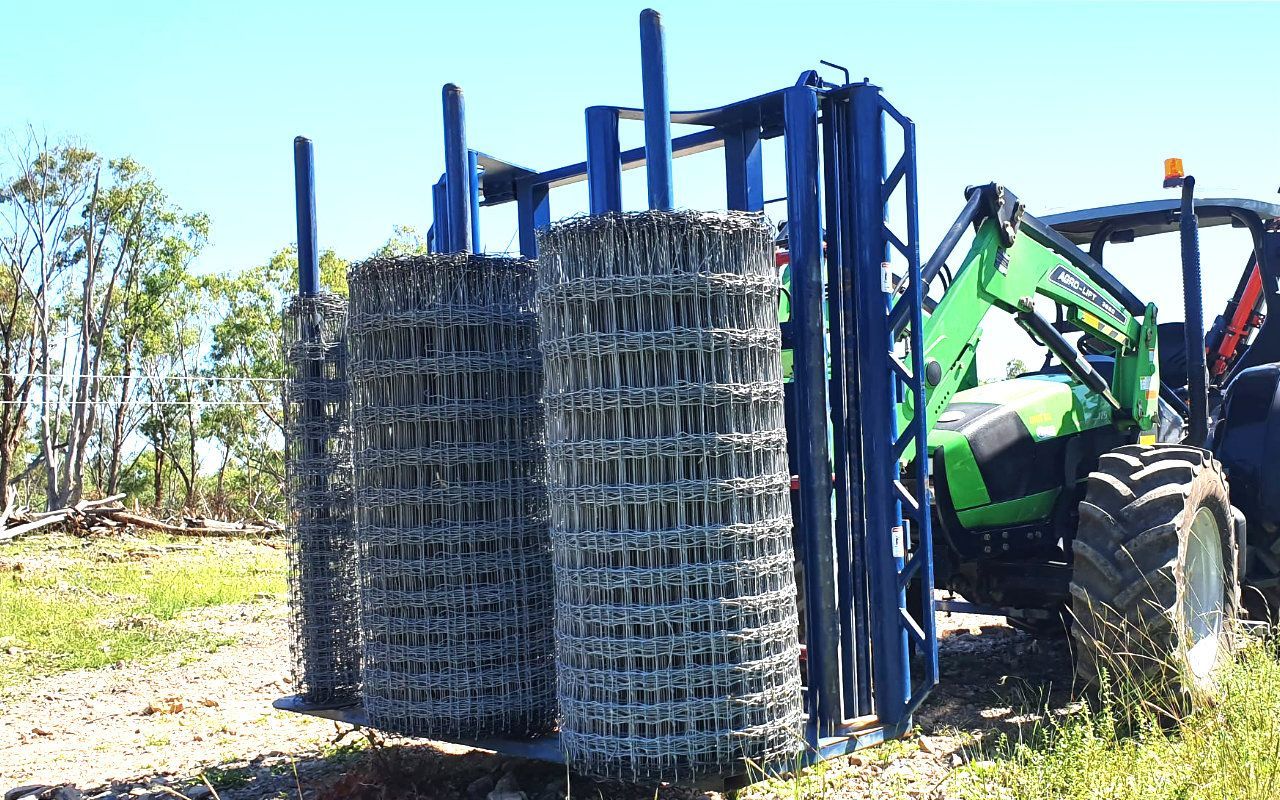 Rural fencing machine, carries 3 rolls of ringlock and fence mesh rolls