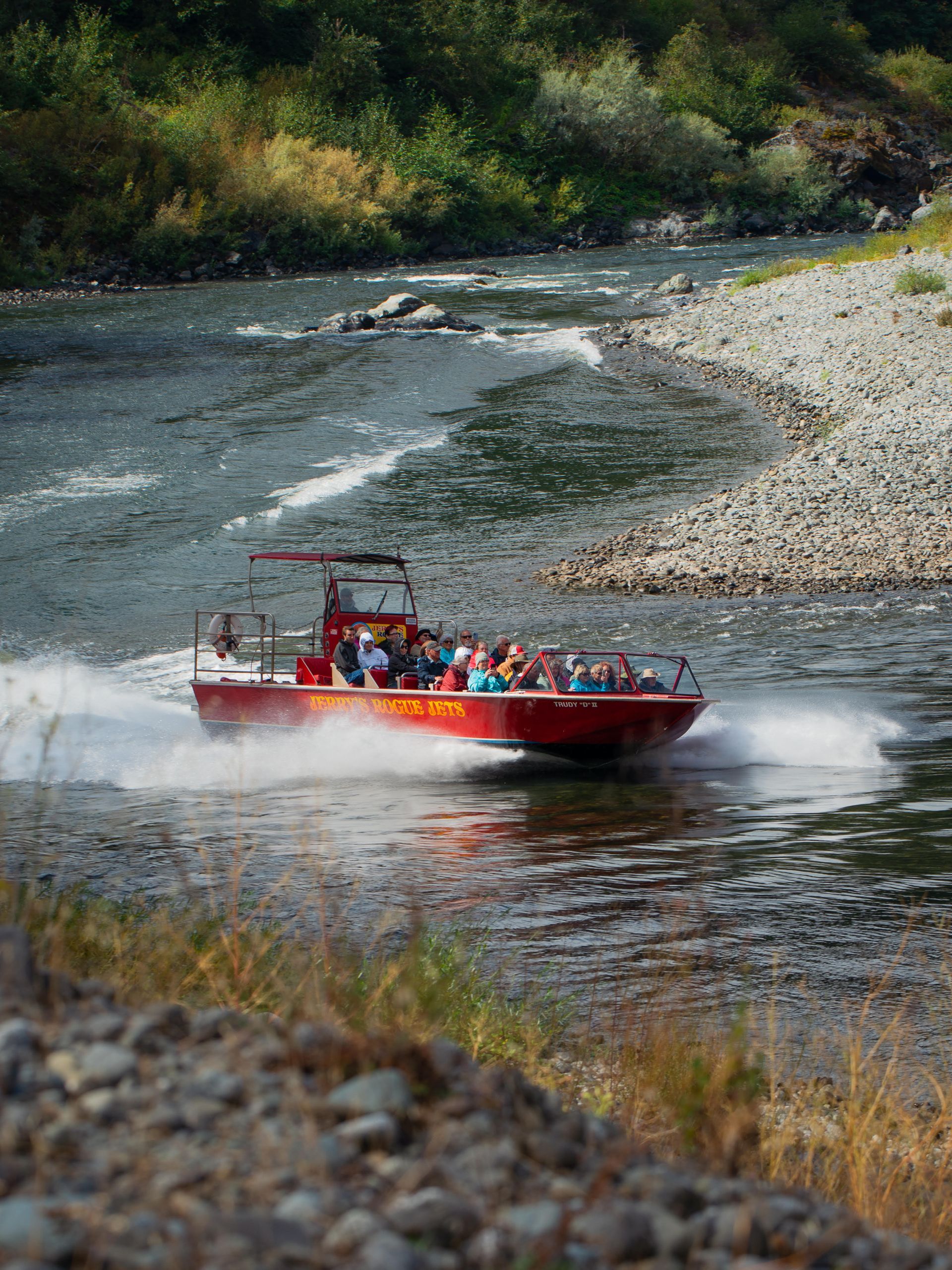 Red Jet Boat going down travel gold beach