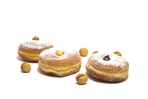 Tre ciambelle ricoperte di zucchero a velo con diverse farciture, disposte insieme a piccoli biscotti su uno sfondo bianco.
