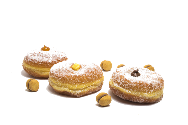 Tre ciambelle ricoperte di zucchero a velo con diverse farciture, disposte insieme a piccoli biscotti su uno sfondo bianco.