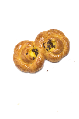 Un dolce a forma di otto, di colore marrone dorato, con due ripieni di crema pasticcera gialla e granella di cioccolato su sfondo bianco.