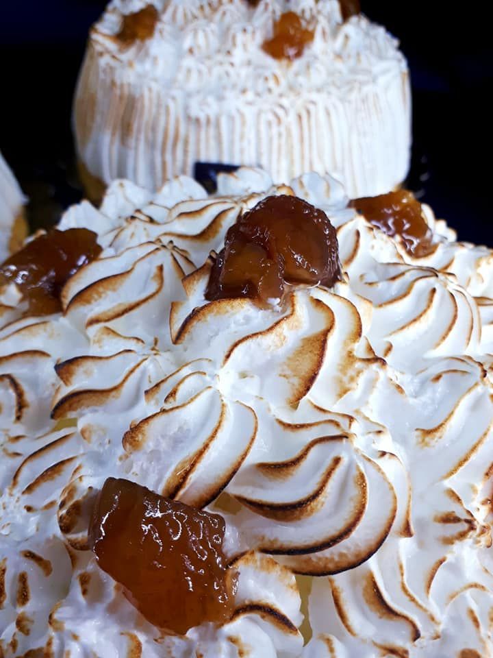 Due torte rotonde decorate con volute di meringa tostata e pezzetti di castagne candite.