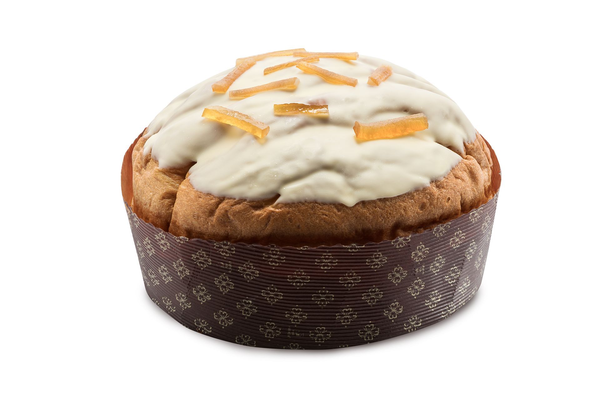 Un singolo muffin avvolto in un involucro di carta marrone fantasia, guarnito con glassa bianca e strisce di scorza d'arancia candita.