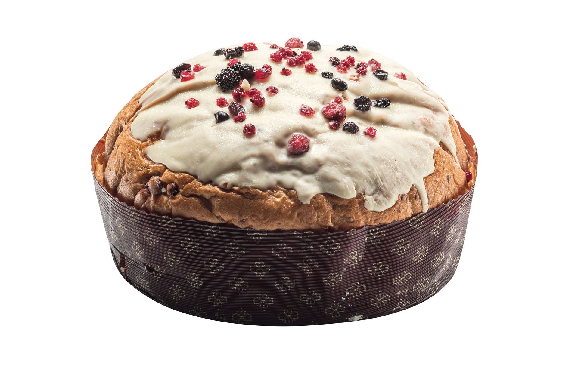 Una torta panettone rotonda, ricoperta di glassa chiara e decorata con frutti di bosco secchi, in uno stampo di carta marrone.