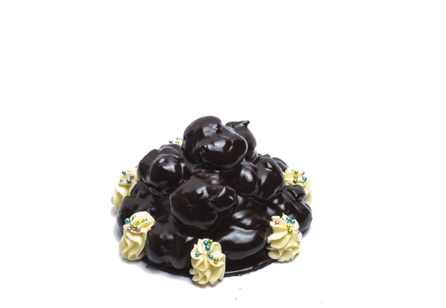 Una torta profiterole al cioccolato con strati di bignè di pasta sfoglia glassati al cioccolato fondente e guarniti con ciuffi di panna montata.