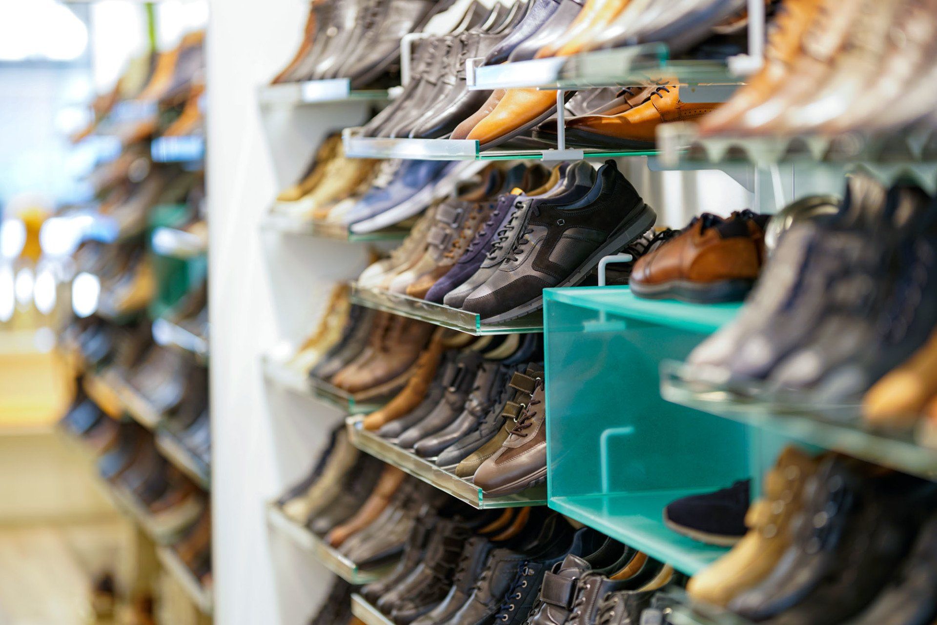 Ein mit vielen Schuhen gefülltes Regal in einem Schuhgeschäft.