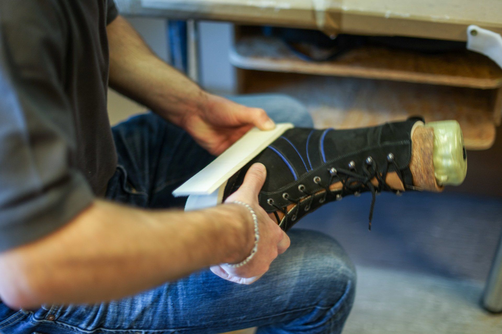 Mitarbeiter bei der Feinarbeit an einem orthopädischen Schuh
