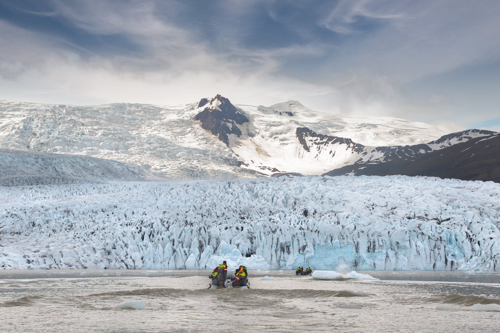 圧倒的な存在感の氷河の側を遊覧するボート