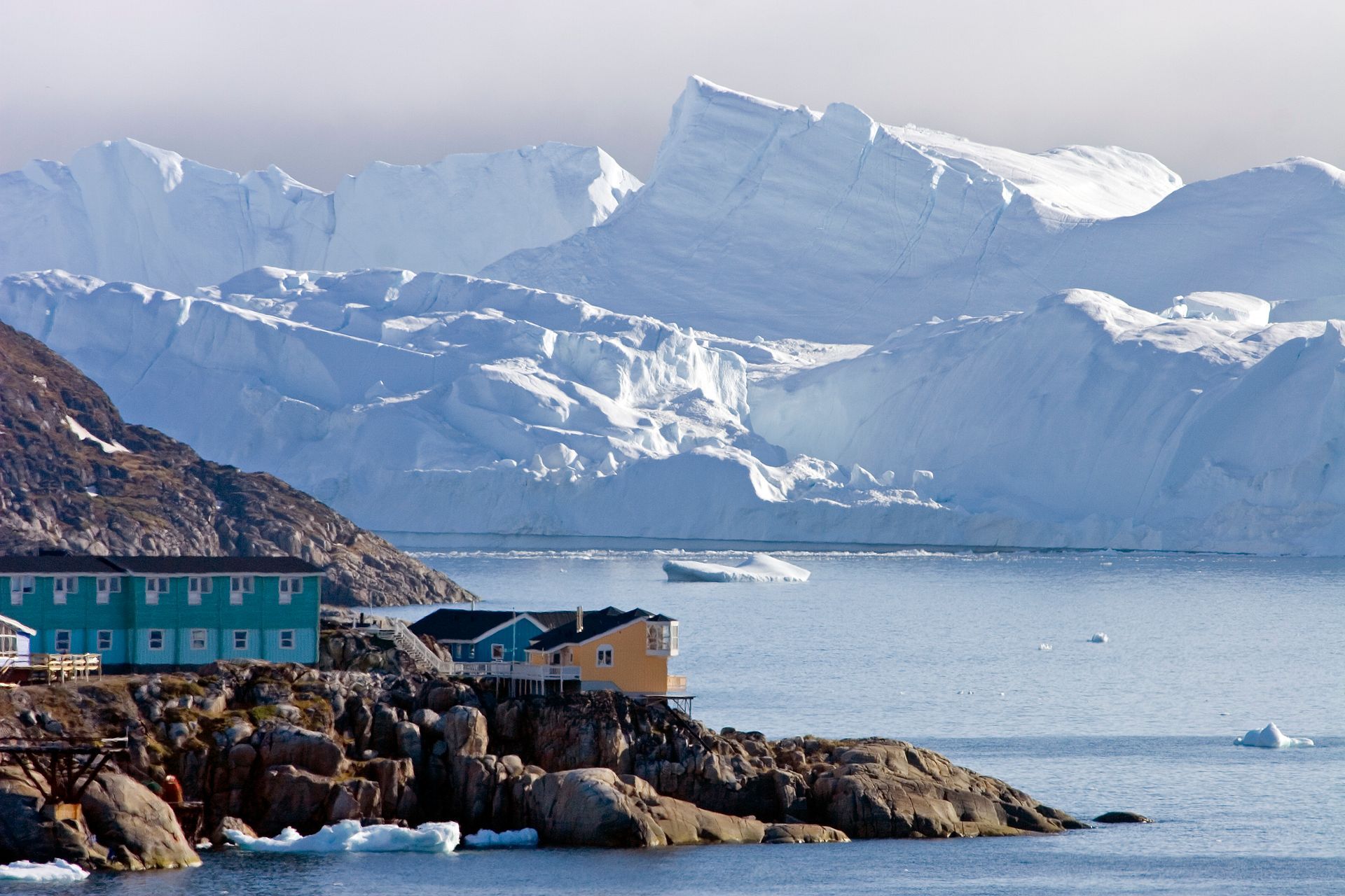 グリーンランドの氷山の街　イルリサット。ホテルから見る氷山の絶景が毎日続きます。