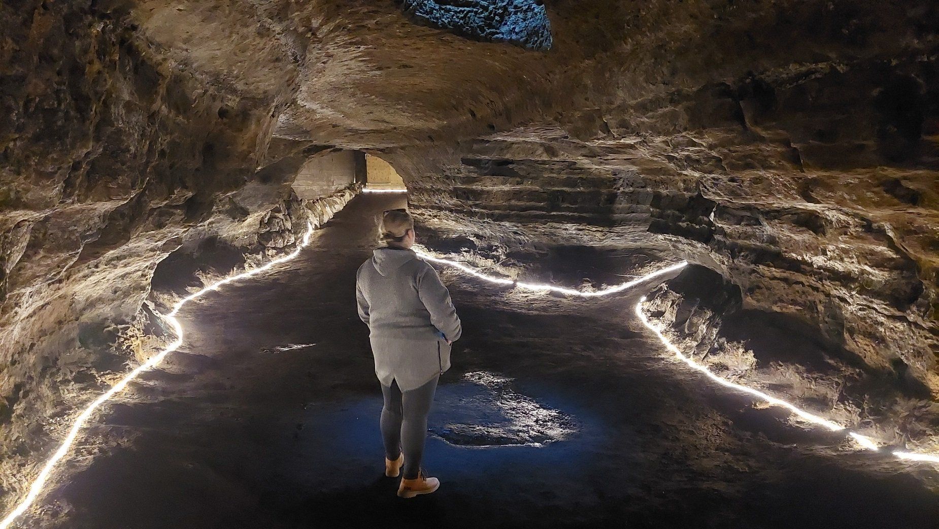 アイスランドのミステリーヘットラの洞窟
