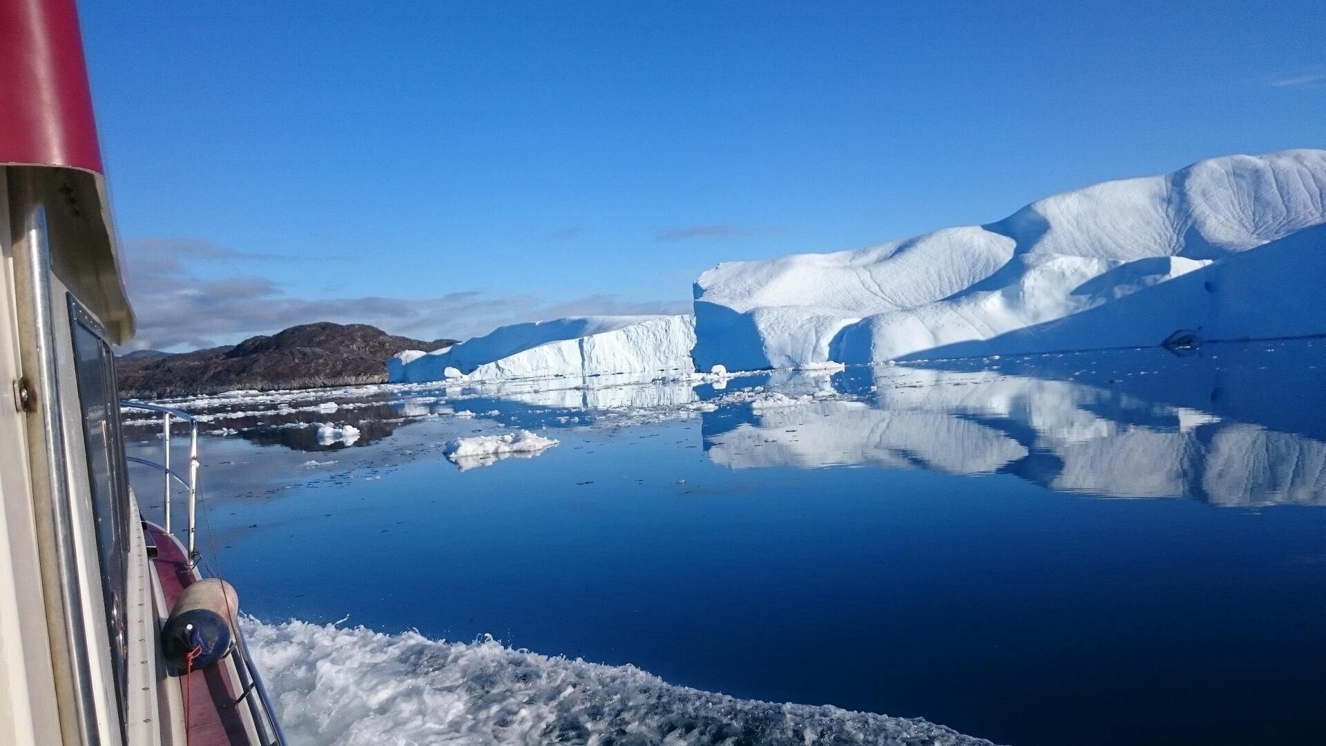 巨大な氷山を目の当たりにするイルリサットの絶景氷山クルーズ