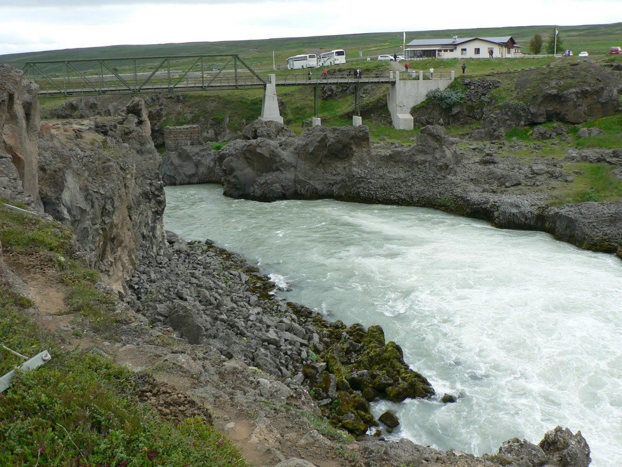 ヨーロッパ最大の氷河ヴァトナヨークトルの融水が流れる国内で4番目に長い川にある神々の滝　ゴーザフォス。1000年にアイスランド人がキリスト教に改宗した史実に思いを馳せ、大自然を堪能してください。