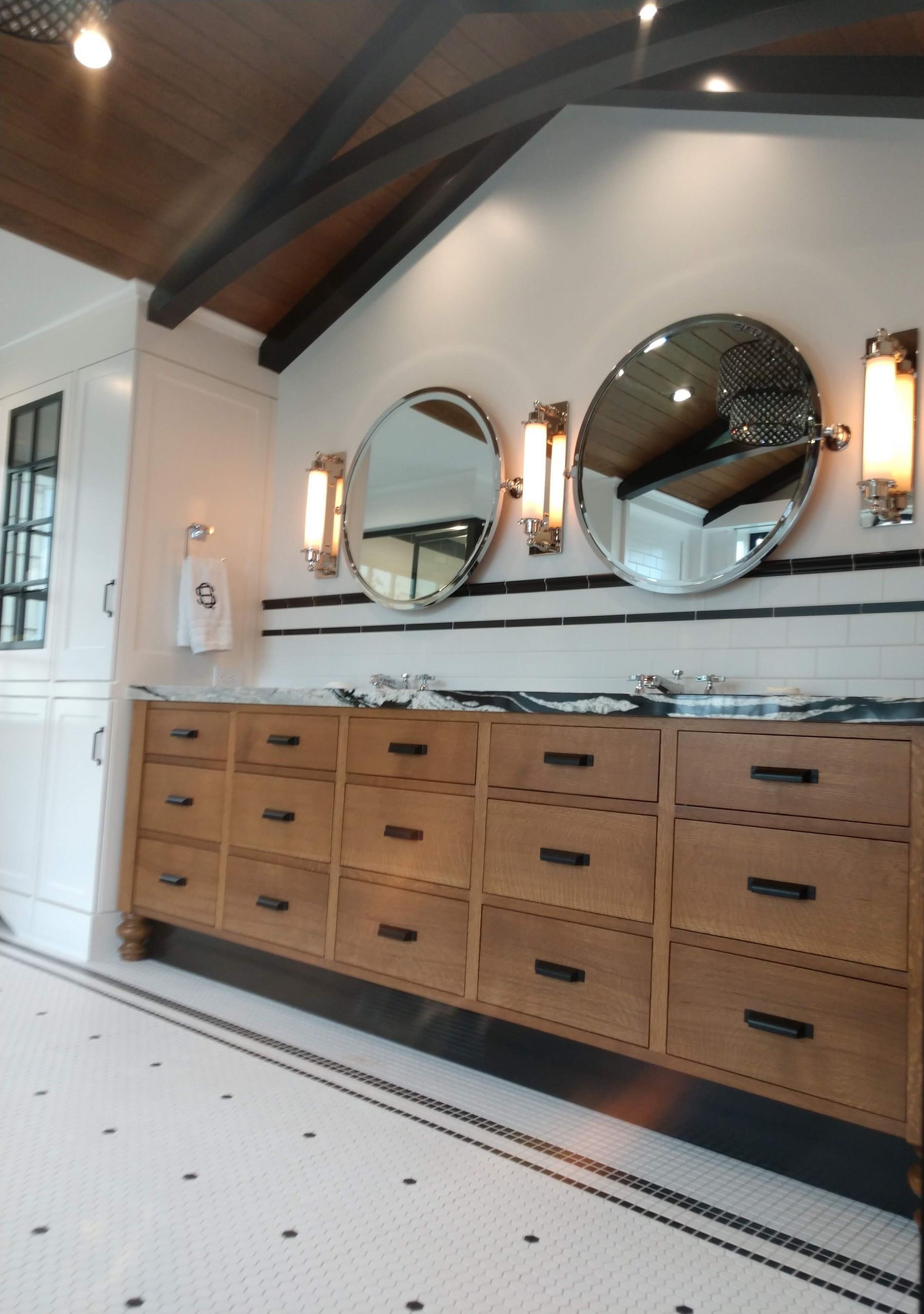 A bathroom with two sinks and two mirrors