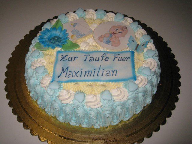 torta con decorazioni in panna