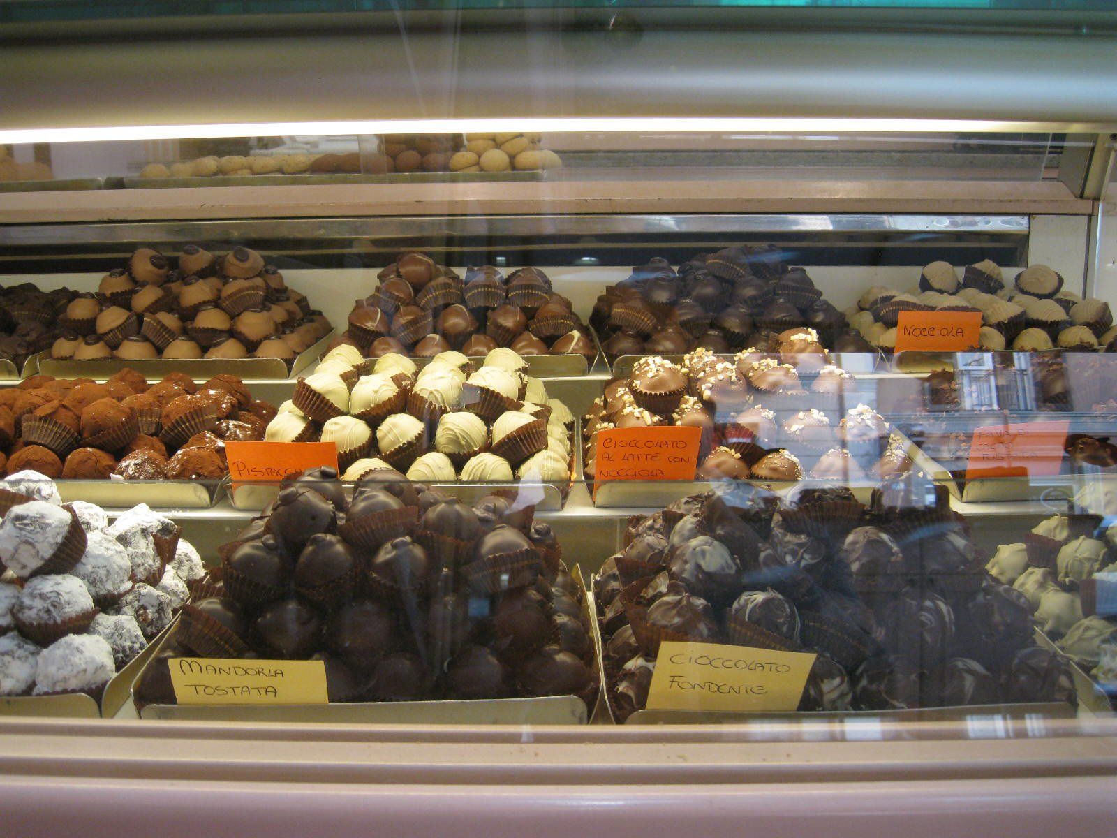 assortimento pasticcini al cioccolato al latte e fondente